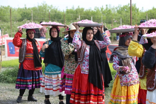 گزارش تصویری: کشتی لوچو با عطر گلاب