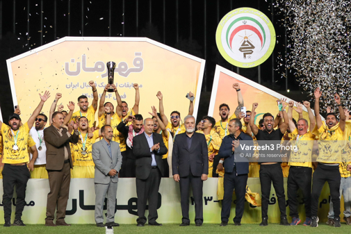 جشن و اهدای جام قهرمانی باز هم دور از خانه