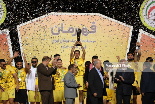 جشن و اهدای جام قهرمانی باز هم دور از خانه