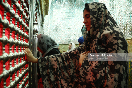 دختران والیبالیست ایرانی با چادرهای گل گلی