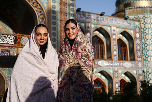 دختران والیبالیست ایرانی با چادرهای گل گلی