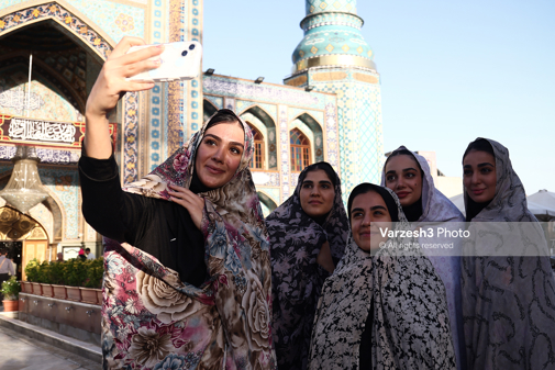دختران والیبالیست ایرانی با چادرهای گل گلی