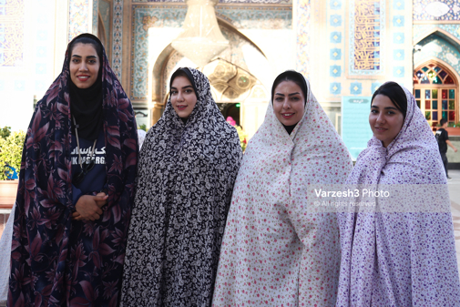 دختران والیبالیست ایرانی با چادرهای گل گلی