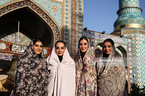 دختران والیبالیست ایرانی با چادرهای گل گلی