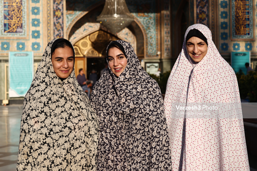دختران والیبالیست ایرانی با چادرهای گل گلی